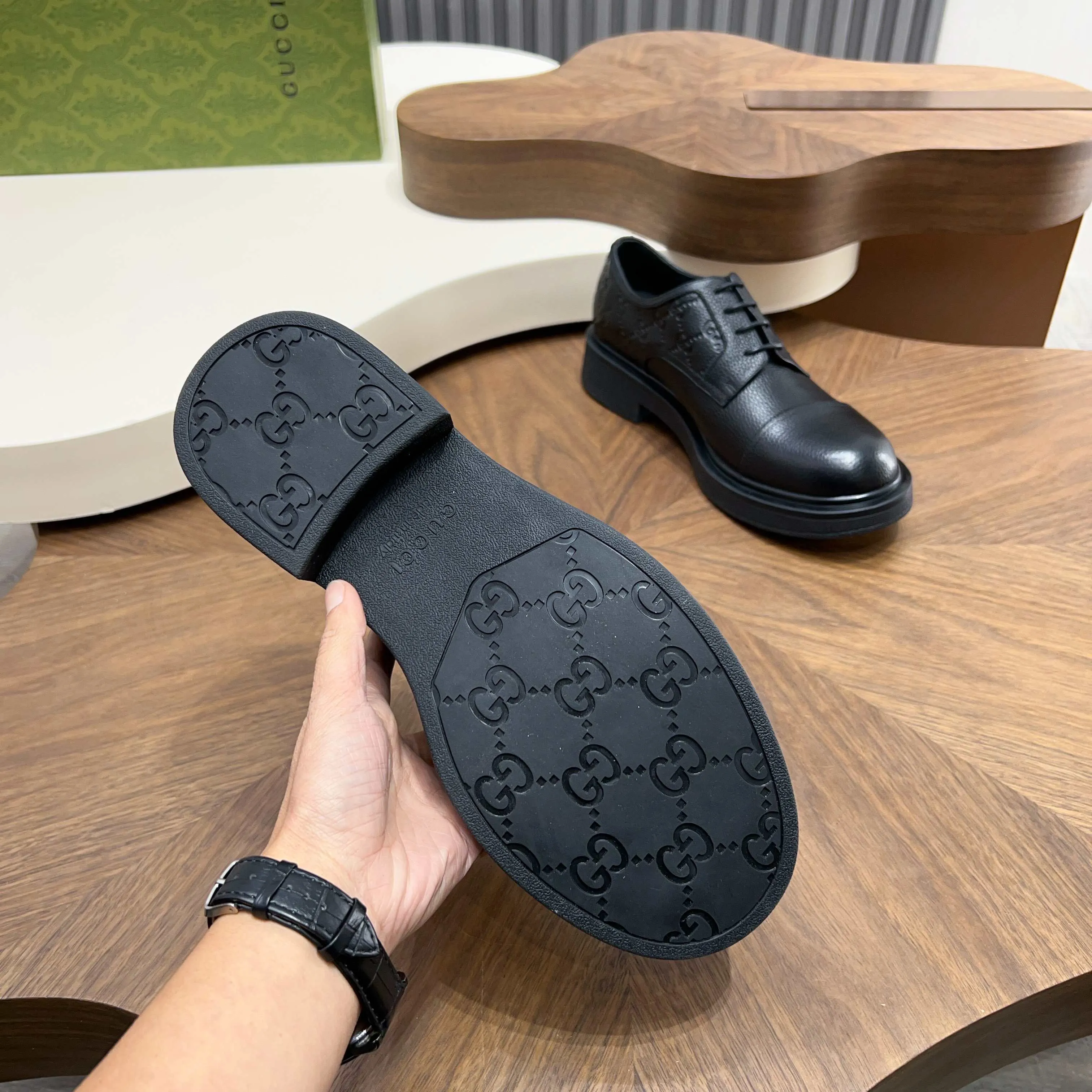 💰780 Gucci/Gucci new men’s lace-up shoes with GG details, matte cow leather derby shoes! The design of this men's lace-up shoe is rooted in the brand's heritage. Crafted from premium waxed cow leather, it is embellished with GG printed embossed suede leather details, a nod to Gucci's iconic monogram. The rubber sole decorated with GG pattern adds a touch of modern fashion to this design. Typical three-joint style design. European and American classic version, full calfskin lining. The overall upper texture is soft and the lining is comfortable and breathable. 2CM thickened soft rubber sole, easy to control. Versatile and stylish upper foot, multiple colors available to meet different matching needs, complete package! Size: 39-40-41-42-43-44 leather shoe size (38.45.46 can be customized)